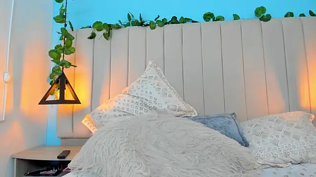 JulianaWaldo online show from 12/22/24, 04:38