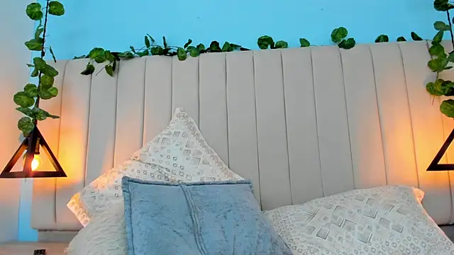 JulianaWaldo online show from 12/22/24, 07:42