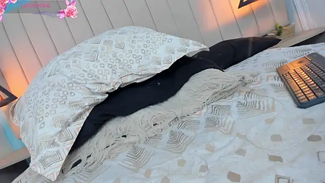 JulianaWaldo online show from 01/18/25, 04:42