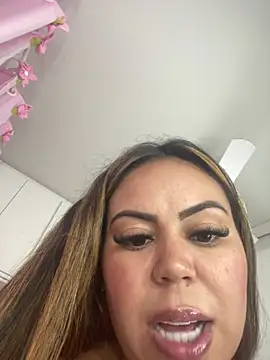 Snapshot of lariic chatting on 02/15/25, 02:15 lariic online show from 02/15/25, 02:15