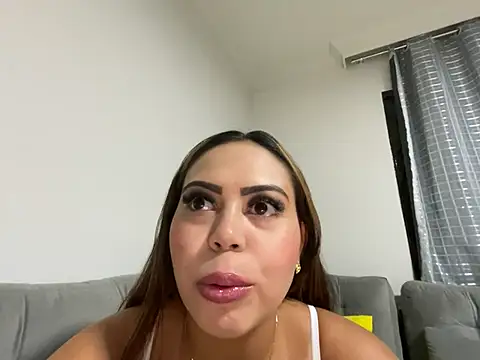 Snapshot of lariic chatting on 03/21/25, 10:06 lariic online show from 03/21/25, 10:06