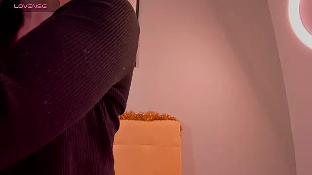 Snapshot of Sophiaa_sensual chatting on 12/15/25, 01:43 Sophiaa sensual online show from 12/15/25, 01:43