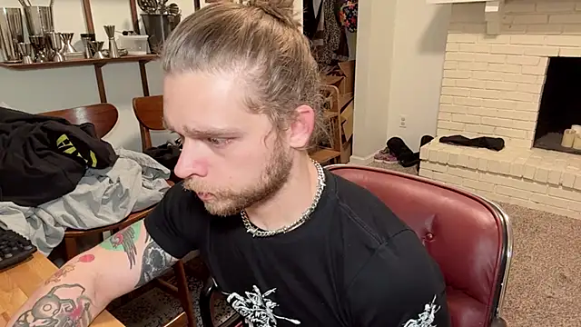 Snapshot of DaddydayDrinkzz chatting on 01/21/25, 05:38 DaddydayDrinkzz online show from 01/21/25, 05:38