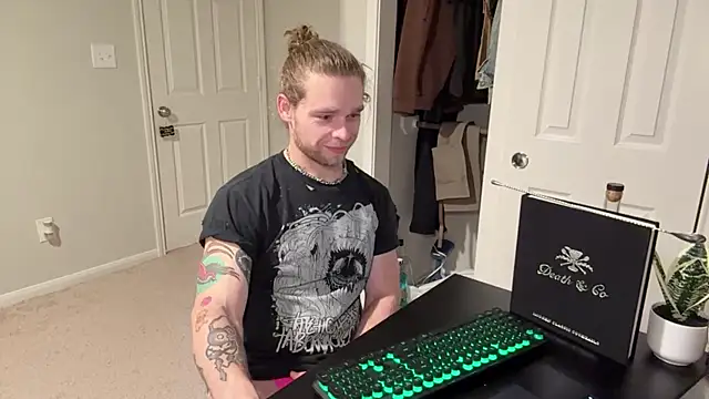 Snapshot of DaddydayDrinkzz chatting on 03/16/25, 05:25 DaddydayDrinkzz online show from 03/16/25, 05:25