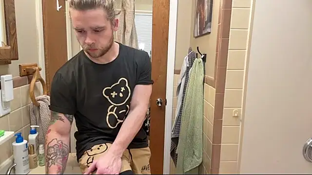 Snapshot of DaddydayDrinkzz chatting on 12/17/25, 05:24 DaddydayDrinkzz online show from 12/17/25, 05:24