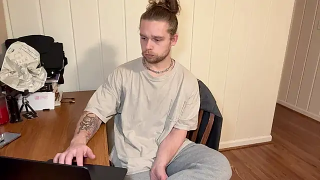 Snapshot of DaddydayDrinkzz chatting on 12/20/25, 05:58 DaddydayDrinkzz online show from 12/20/25, 05:58