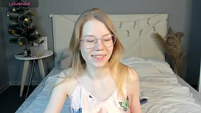 Snapshot of Esme_Runn chatting on 12/16/24, 10:29 Esme Runn online show from 12/16/24, 10:29