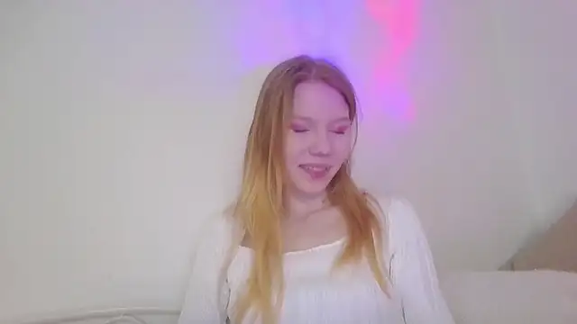 Snapshot of Esme_Runn chatting on 02/28/25, 08:20 Esme Runn online show from 02/28/25, 08:20