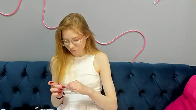 Snapshot of Esme_Runn chatting on 03/21/25, 10:17 Esme Runn online show from 03/21/25, 10:17