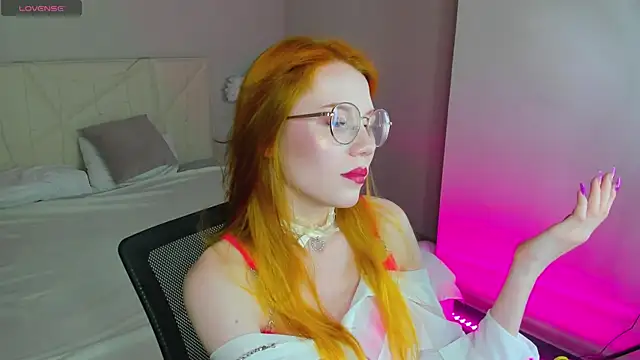 Snapshot of Esme_Runn chatting on 09/12/25, 12:00 Esme Runn online show from 09/12/25, 12:00