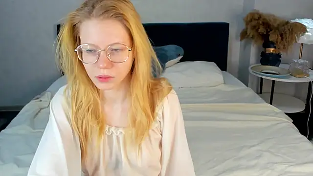 Snapshot of Esme_Runn chatting on 04/11/26, 03:11 Esme Runn online show from 04/11/26, 03:11