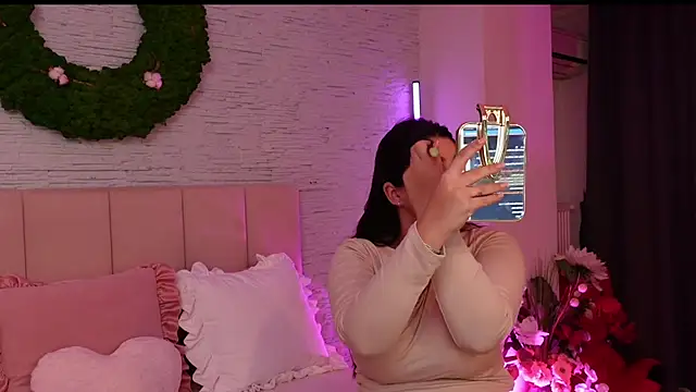 Snapshot of RachelSwaan chatting on 10/21/25, 05:19 RachelSwaan online show from 10/21/25, 05:19