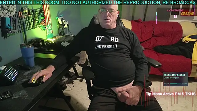 Snapshot of Pilot_Dave_69 chatting on 12/01/25, 04:39 Pilot Dave 69 online show from 12/01/25, 04:39