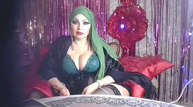 Snapshot of Izabella_gold chatting on 03/08/25, 03:50 Izabella gold online show from 03/08/25, 03:50