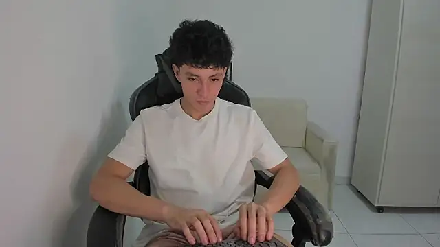 Snapshot of enzo_sloran chatting on 03/06/26, 04:53 enzo sloran online show from 03/06/26, 04:53