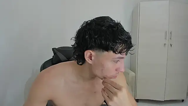 Snapshot of enzo_sloran chatting on 03/25/26, 12:33 enzo sloran online show from 03/25/26, 12:33