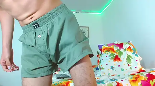 Snapshot of Noah_tyler_ chatting on 12/17/24, 08:21 Noah tyler online show from 12/17/24, 08:21