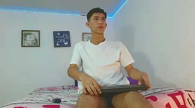 Snapshot of Noah_tyler_ chatting on 12/21/24, 09:25 Noah tyler online show from 12/21/24, 09:25