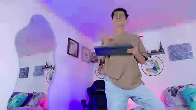 Snapshot of Noah_tyler_ chatting on 10/02/25, 07:32 Noah tyler online show from 10/02/25, 07:32