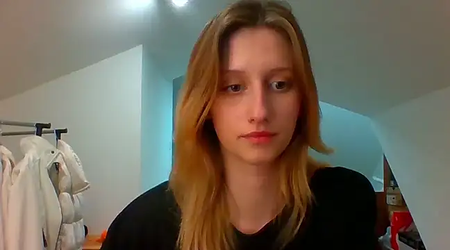 Snapshot of LUNA_delight chatting on 12/18/24, 02:49 LUNA delight online show from 12/18/24, 02:49