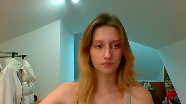 Snapshot of LUNA_delight chatting on 12/20/24, 02:49 LUNA delight online show from 12/20/24, 02:49