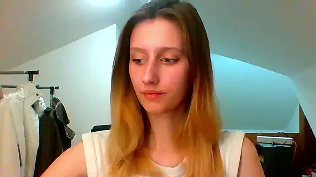 Snapshot of LUNA_delight chatting on 03/19/25, 05:39 LUNA delight online show from 03/19/25, 05:39