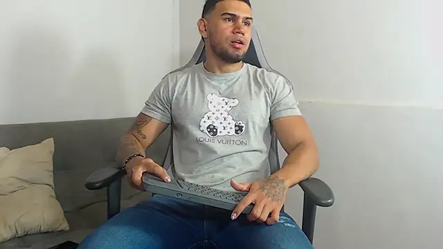 Snapshot of Aaron_Hunter_ chatting on 10/07/25, 03:53 Aaron Hunter  online show from 10/07/25, 03:53