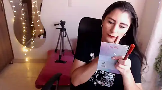 Snapshot of LUCY_LI chatting on 01/12/25, 06:49 LUCY LI online show from 01/12/25, 06:49