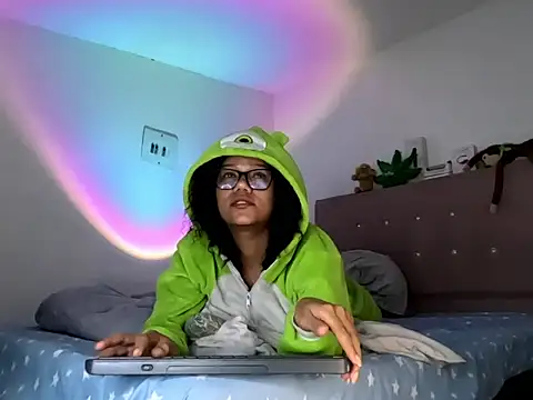 Snapshot of Ale_xandra chatting on 11/20/25, 12:22 Ale xandra online show from 11/20/25, 12:22