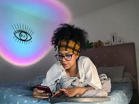 Snapshot of Ale_xandra chatting on 12/18/25, 03:45 Ale xandra online show from 12/18/25, 03:45