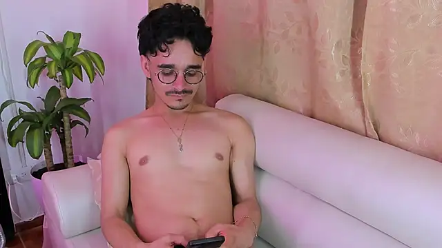 Snapshot of Hugo_Coopers chatting on 01/25/25, 10:40 Hugo Coopers online show from 01/25/25, 10:40