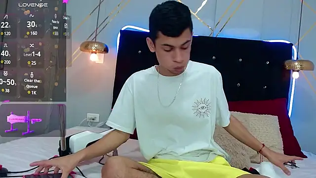 Snapshot of Oliver_king_sex chatting on 12/30/24, 02:40 Oliver king sex online show from 12/30/24, 02:40