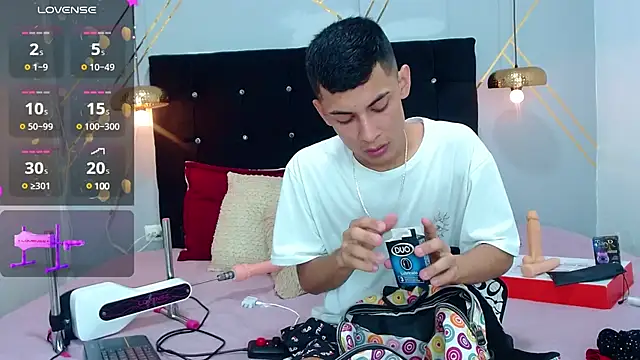 Snapshot of Oliver_king_sex chatting on 01/10/25, 04:09 Oliver king sex online show from 01/10/25, 04:09