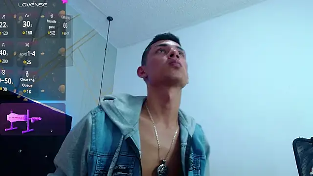 Snapshot of Oliver_king_sex chatting on 01/13/25, 10:56 Oliver king sex online show from 01/13/25, 10:56