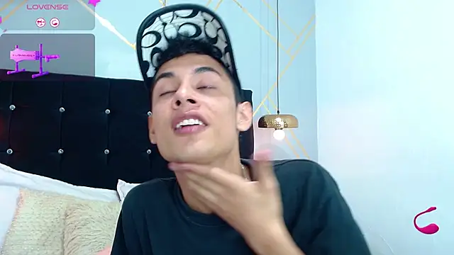 Snapshot of Oliver_king_sex chatting on 02/01/25, 03:28 Oliver king sex online show from 02/01/25, 03:28