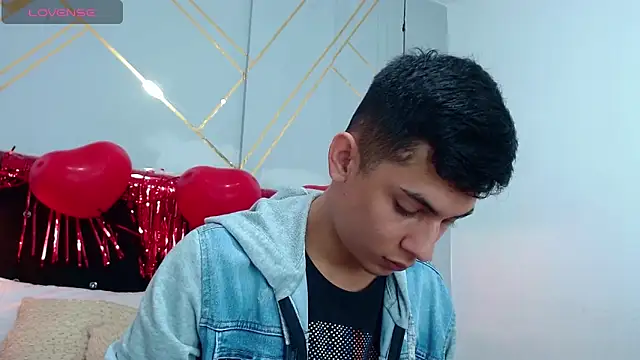 Snapshot of Oliver_king_sex chatting on 02/19/25, 05:38 Oliver king sex online show from 02/19/25, 05:38