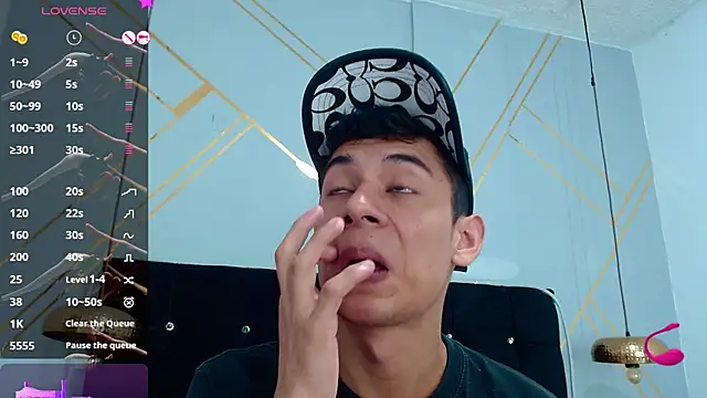 Snapshot of Oliver_king_sex chatting on 03/03/25, 05:50 Oliver king sex online show from 03/03/25, 05:50