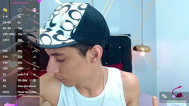 Snapshot of Oliver_king_sex chatting on 03/08/25, 05:33 Oliver king sex online show from 03/08/25, 05:33