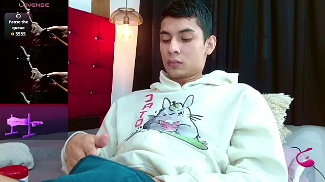 Snapshot of Oliver_king_sex chatting on 10/23/25, 03:33 Oliver king sex online show from 10/23/25, 03:33