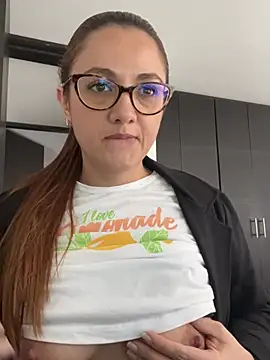 Snapshot of Shianrose chatting on 02/21/25, 03:21 Shianrose online show from 02/21/25, 03:21