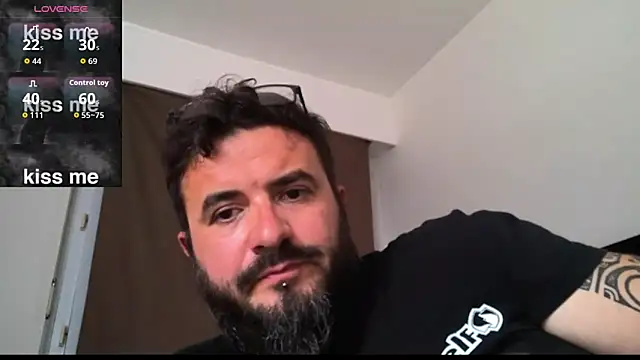 Snapshot of CaroAndMarc chatting on 10/23/25, 02:27 CaroAndMarc online show from 10/23/25, 02:27