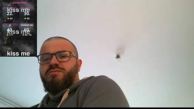 Snapshot of CaroAndMarc chatting on 12/19/25, 11:17 CaroAndMarc online show from 12/19/25, 11:17