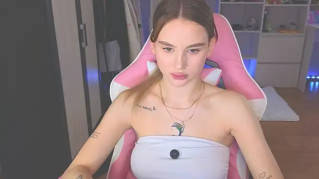 Snapshot of doll_barbieee chatting on 06/08/26, 11:43 doll barbieee online show from 06/08/26, 11:43