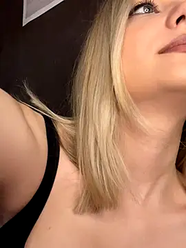 Snapshot of Alisa_Rise chatting on 11/18/25, 10:31 Alisa Rise online show from 11/18/25, 10:31