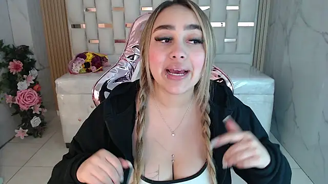 Snapshot of merloth_sub chatting on 02/15/25, 09:16 merloth sub online show from 02/15/25, 09:16