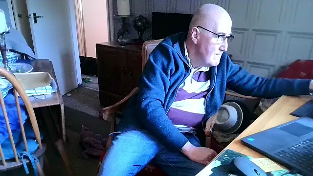 Snapshot of Adamdaddybear chatting on 02/02/25, 01:41 Adamdaddybear online show from 02/02/25, 01:41