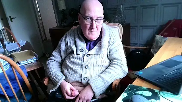 Snapshot of Adamdaddybear chatting on 02/17/25, 01:21 Adamdaddybear online show from 02/17/25, 01:21