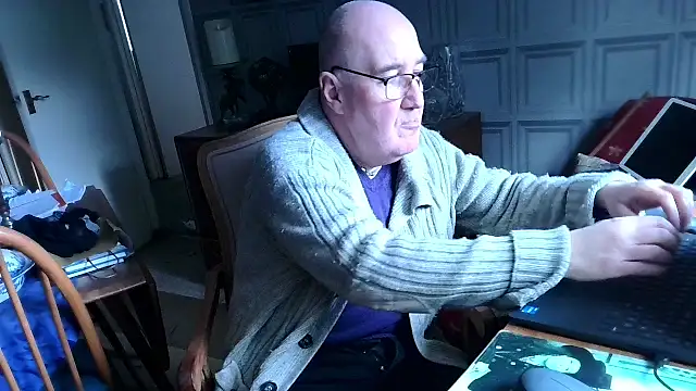 Snapshot of Adamdaddybear chatting on 02/19/25, 12:22 Adamdaddybear online show from 02/19/25, 12:22