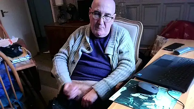 Snapshot of Adamdaddybear chatting on 02/19/25, 03:27 Adamdaddybear online show from 02/19/25, 03:27