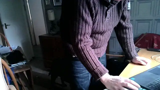 Snapshot of Adamdaddybear chatting on 02/23/25, 01:10 Adamdaddybear online show from 02/23/25, 01:10